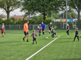 Laatste training S.K.N.W.K. JO7-1 (partijtje tegen de ouders) van maandag 27 mei 2024 (164/180)